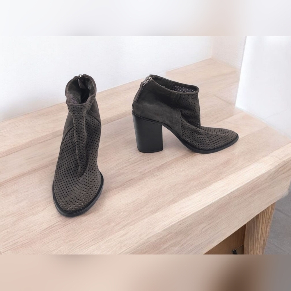 Elegant Grey Cutwork Leather Ankle Boots Steve Madden Rumble